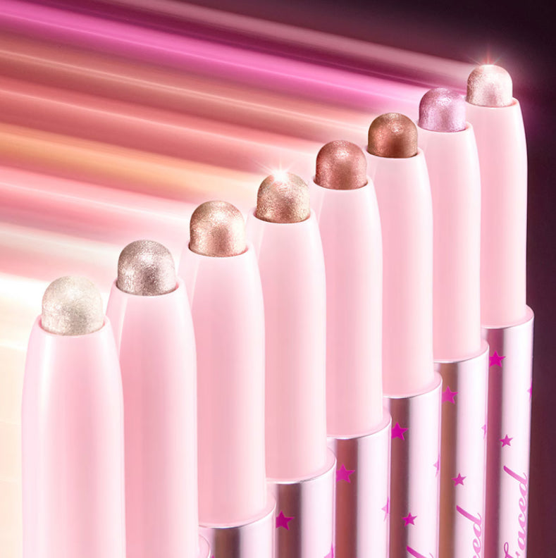 Too Faced Quickie Queen – Sombra Cremosa en Stick (1.5 g)