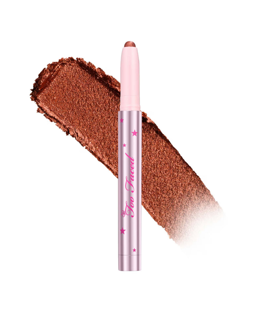 Too Faced Quickie Queen – Sombra Cremosa en Stick (1.5 g)