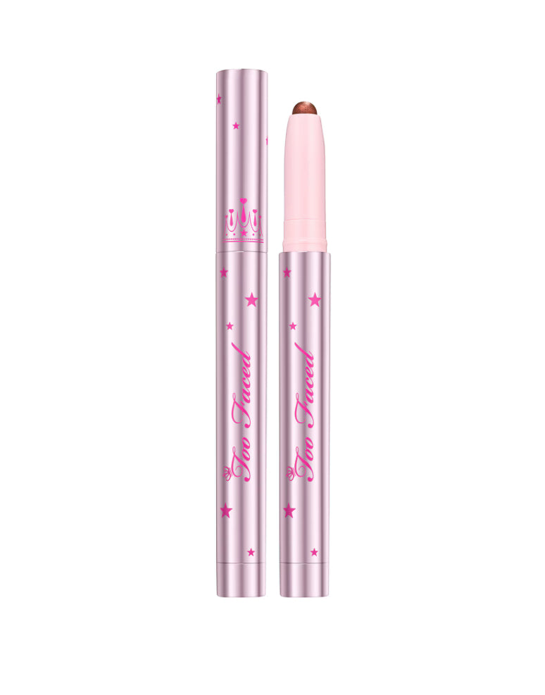Too Faced Quickie Queen – Sombra Cremosa en Stick (1.5 g)