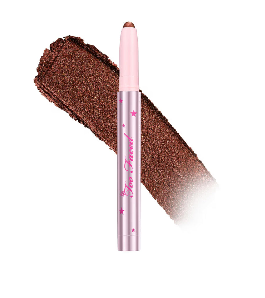 Too Faced Quickie Queen – Sombra Cremosa en Stick (1.5 g)