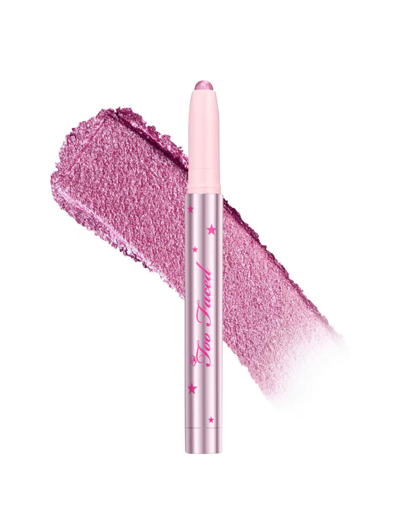 Too Faced Quickie Queen – Sombra Cremosa en Stick (1.5 g)