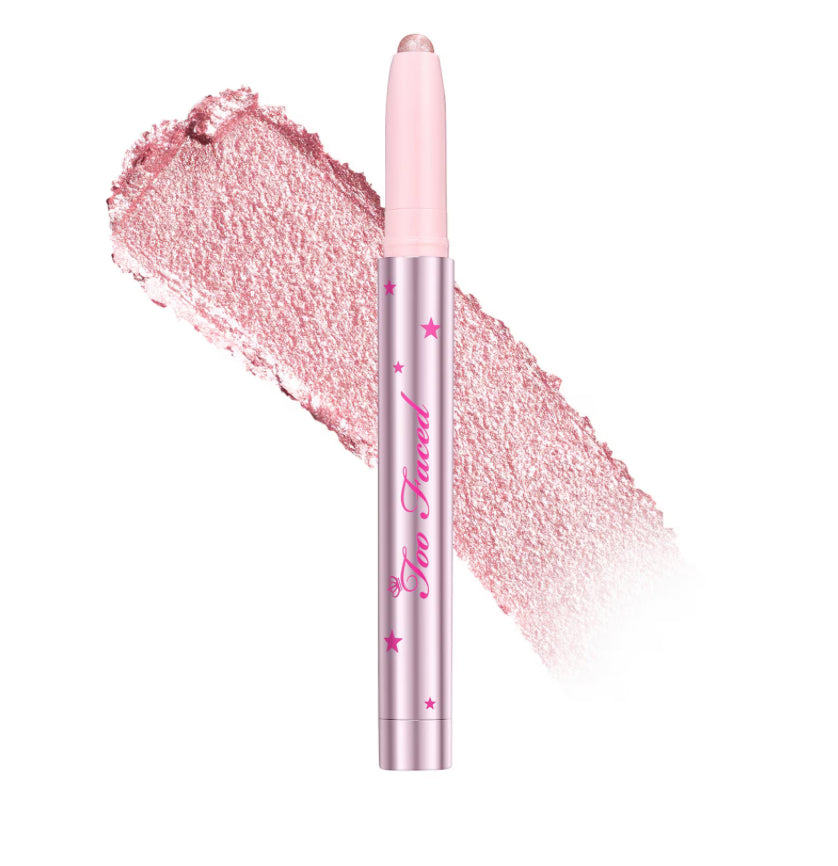 Too Faced Quickie Queen – Sombra Cremosa en Stick (1.5 g)
